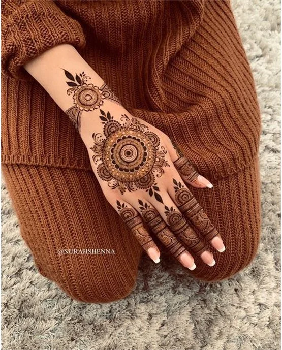 Intricate Tulip Back Hand Mehndi Design Outline
